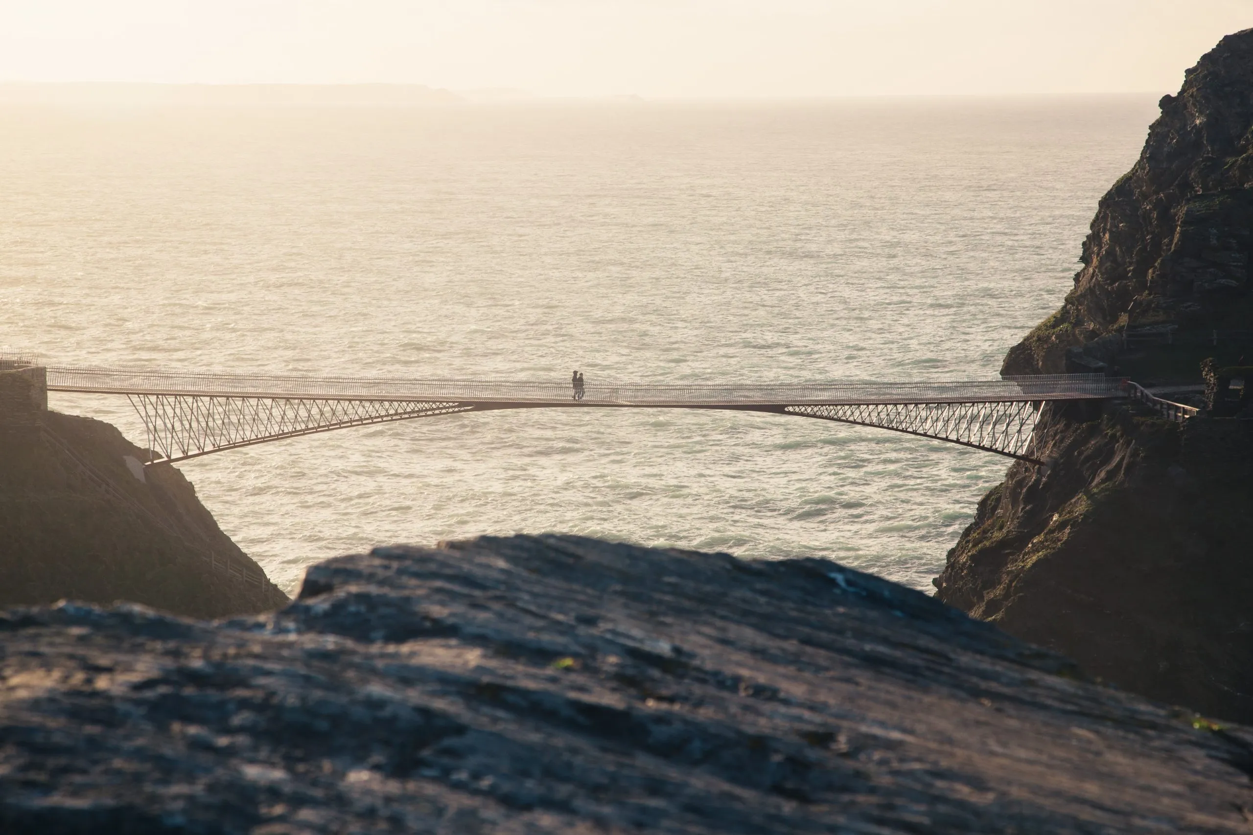 Bro mellan två berg framför havet