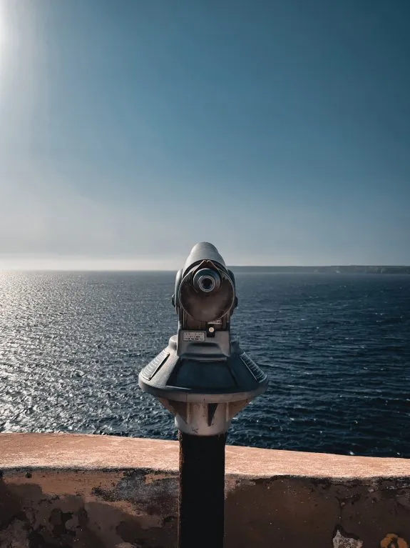 Kikare som kollar mot havet